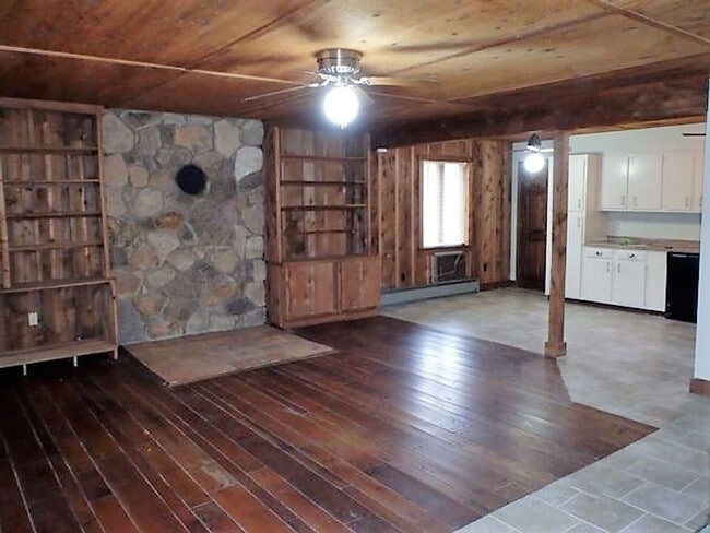 Building Photo - Unique 3 Bed 2 Bath Cabin In The Heart of Columbia!