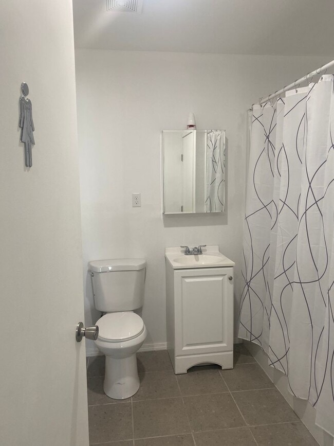 Building Photo - 2,400 sq. ft. Commercial Space – Prime Loc...