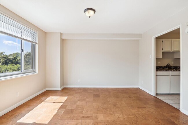 Building Photo - Spacious 1br/1bth Condo minutes from Downtown Silver Spring!