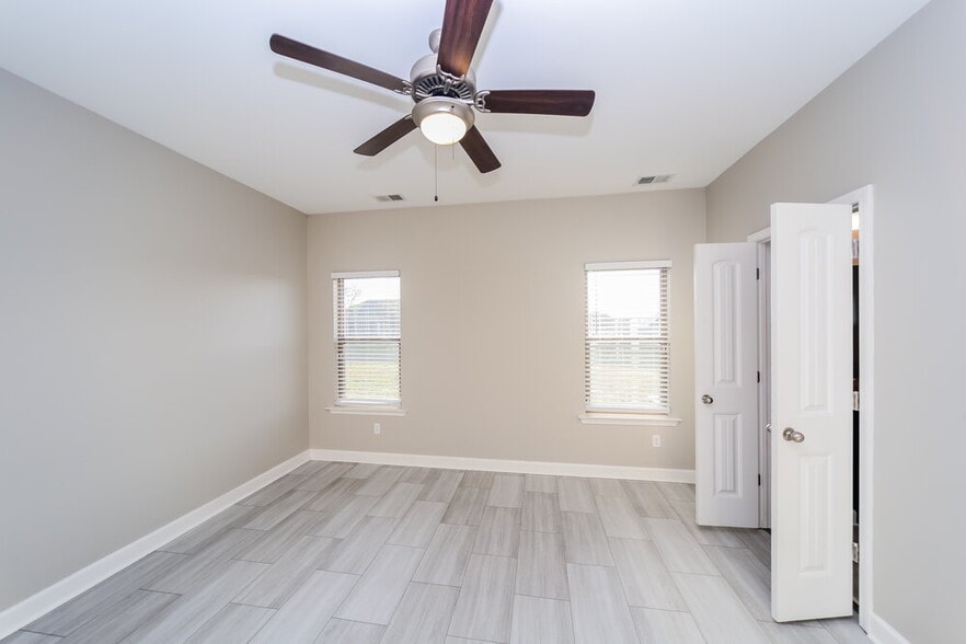 Building Photo - 7681 Carlton Dr