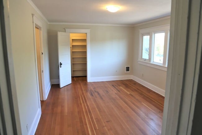Building Photo - ON MONROE! Remodeled 4 Bed/2 Bath Better than on Campus