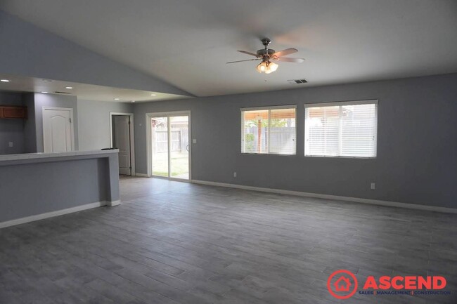 Building Photo - Beautiful Home Close to Golf Course!