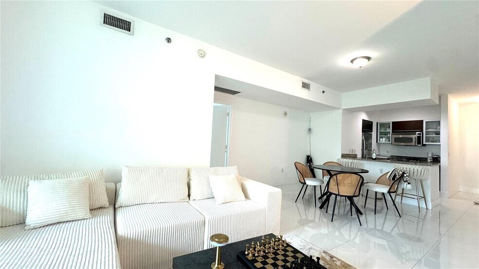 Building Photo - 950 Brickell Bay Dr