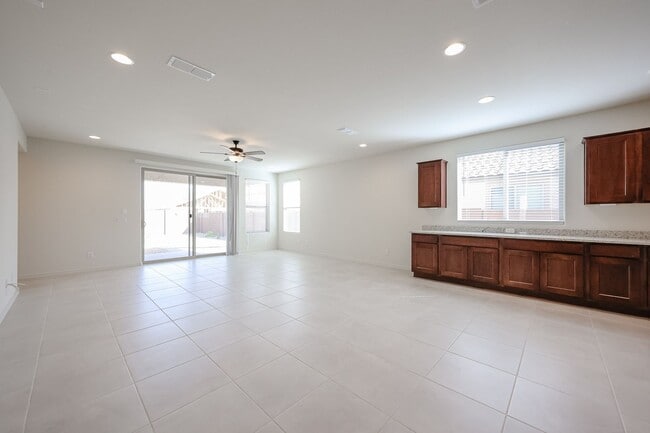 Building Photo - 3 bedroom + Den in Asante community