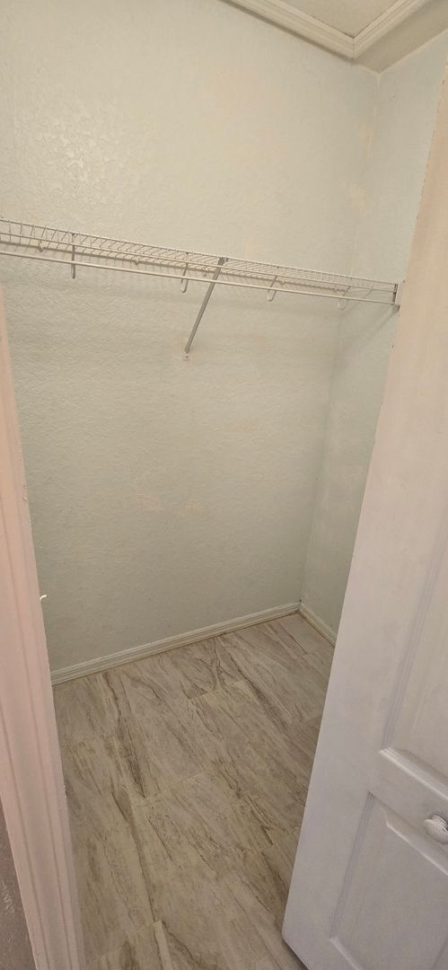 Building Photo - Huge Three Bedroom- 2 bath + den, 2 car ga...
