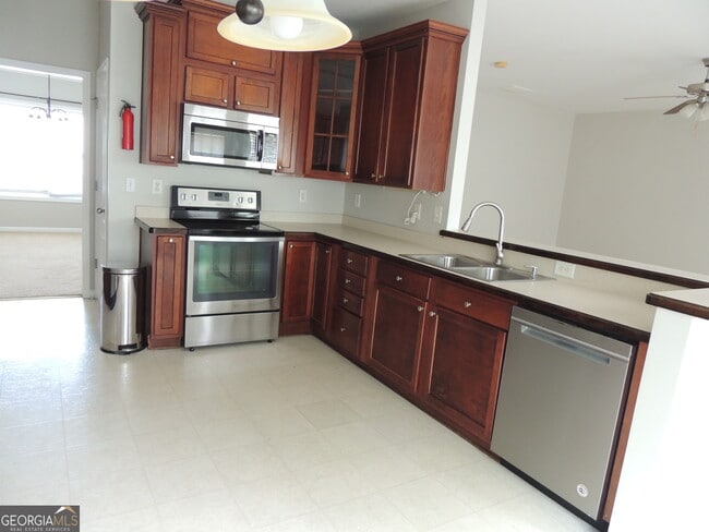 Building Photo - 450 MacLand Dr