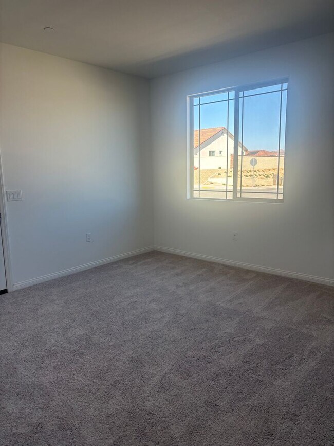 Building Photo - 4-Bedroom Spacious Home