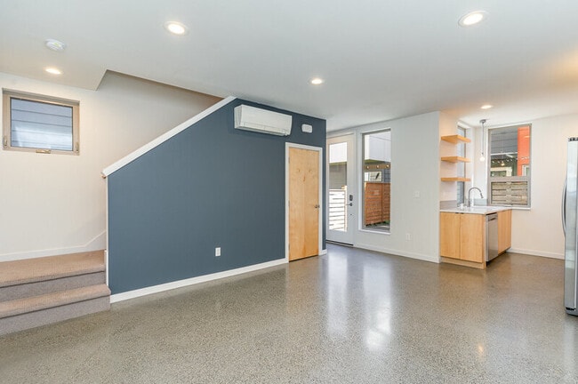 Building Photo - 426 26th Ave S