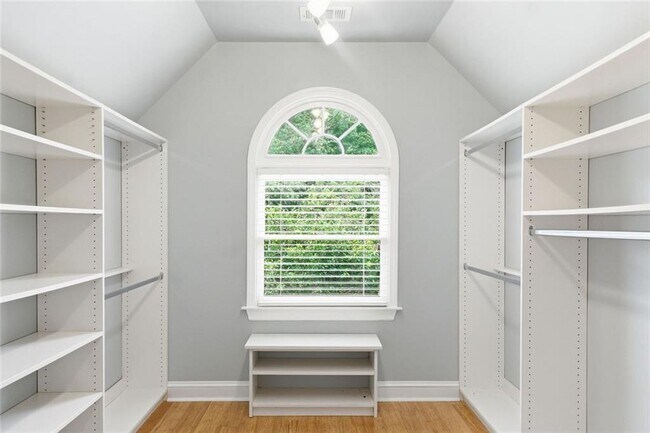 Building Photo - 2058 Woodside Park Dr