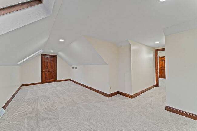 Building Photo - 652 Saddlebrook Dr