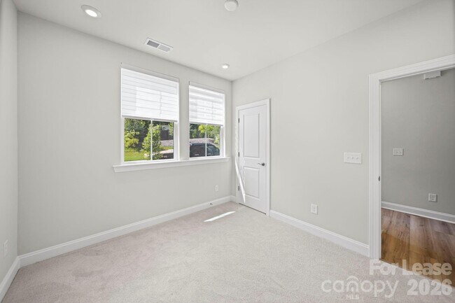 Building Photo - 424 Old Town Vlg Rd