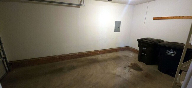 Building Photo - Great one level home close to shopping and highway