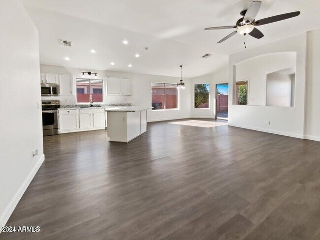 Building Photo - 866 S Cerise