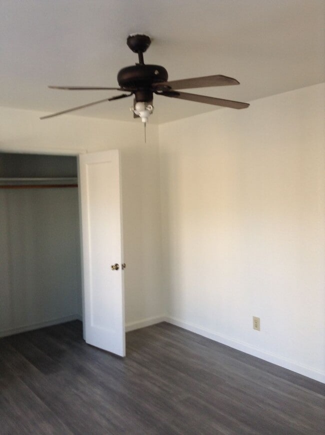 Building Photo - Cute Duplex front unit available