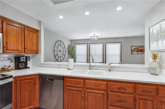 Building Photo - 6 Connie Ln