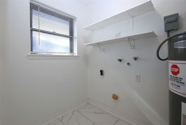 Building Photo - 16307 Morningshade Dr