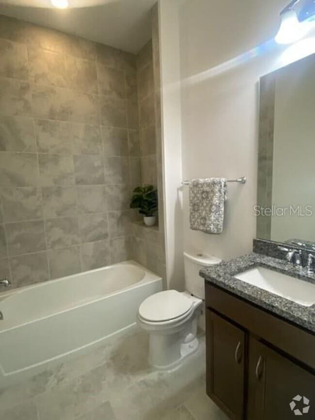 Building Photo - Twin Lakes 1/2 Duplex
