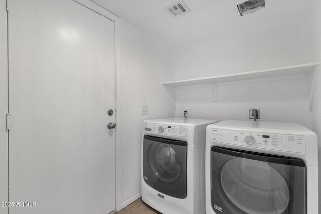 Building Photo - 4245 E Creosote Dr
