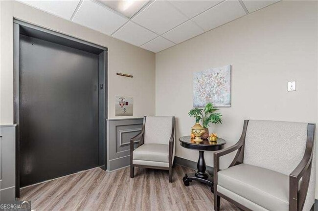 Building Photo - 300 Johnson Ferry Rd