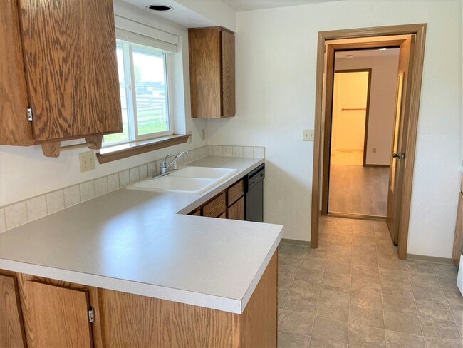 Building Photo - 4801 Hillcrest Dr