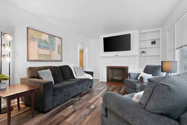 Building Photo - Flexible Furnished 2 BR 1 BA w/ garage and...