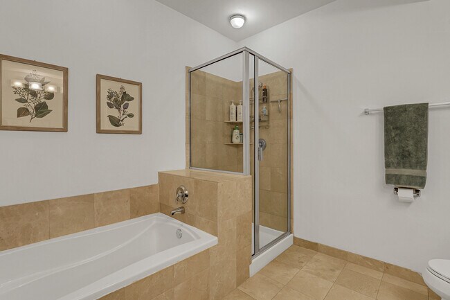 Building Photo - 565 W Quincy St