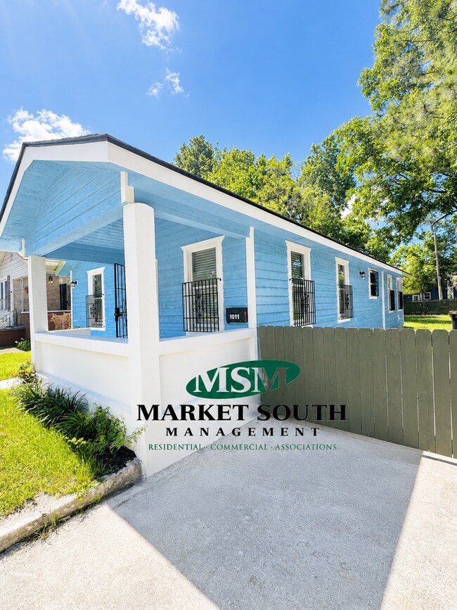 Building Photo - STUNNING COTTAGE IN SAVANNAH!