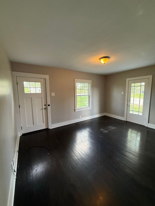 Building Photo - 4 Bed/1 Bath House