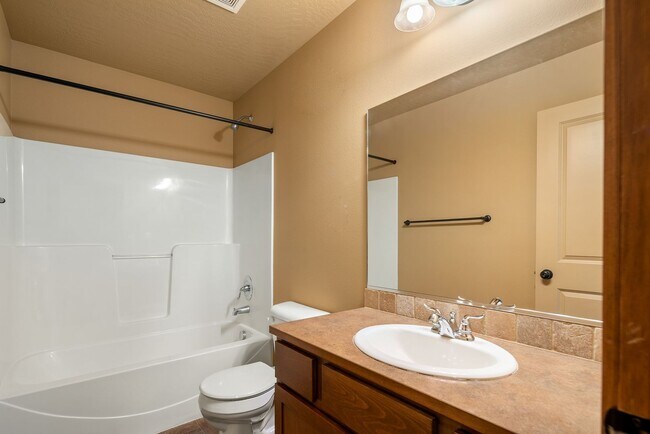 Building Photo - Great Location, Single Family Home, CDA, Pet Friendly