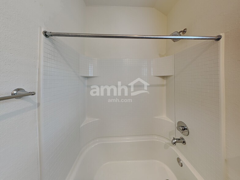 Building Photo - 413 Pebble Bend