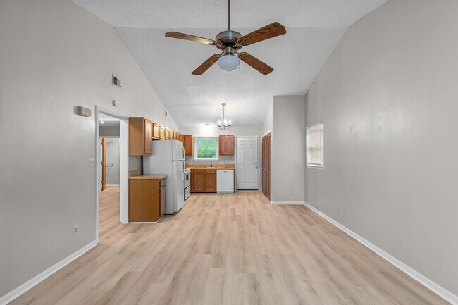 Building Photo - 2 Bedroom 1 Bathroom Duplex