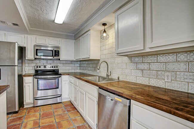 Building Photo - 217 Roy St