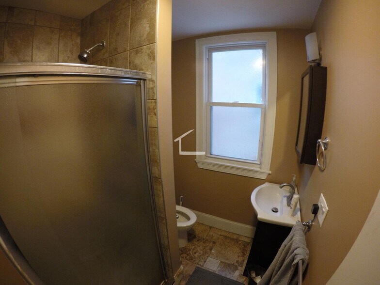 Building Photo - 8 Saint Lukes Rd