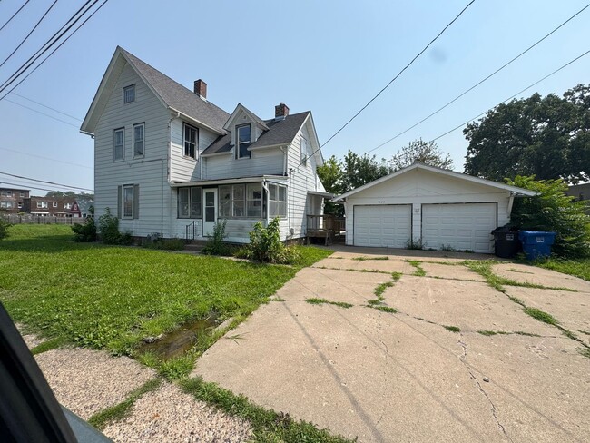 Building Photo - 3 Bed, 1.5 Bath Home with Huge Yard, Deck ...