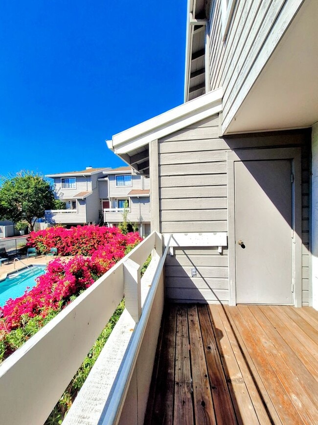 Building Photo - Beautiful Two-Story Condo With Pool, Hot T...