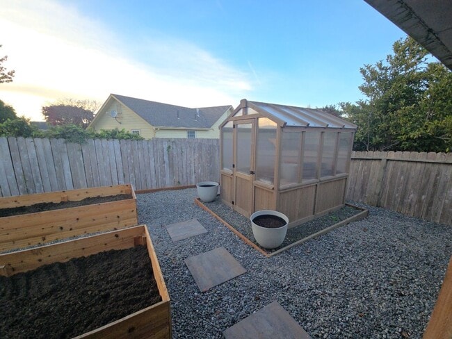 Building Photo - Pet friendly! 3DB/2BA Fortuna home on quiet road!