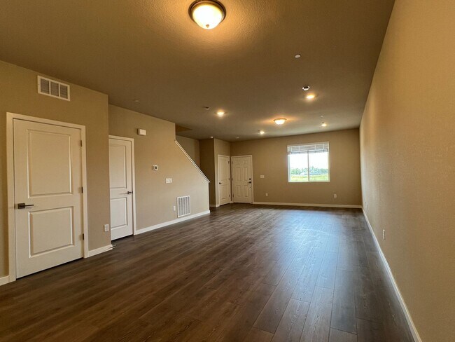 Building Photo - Brand New Townhome with fine finishes ready for you to enjoy. Great views!