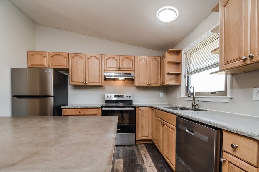 Building Photo - 741 Moriston Rd