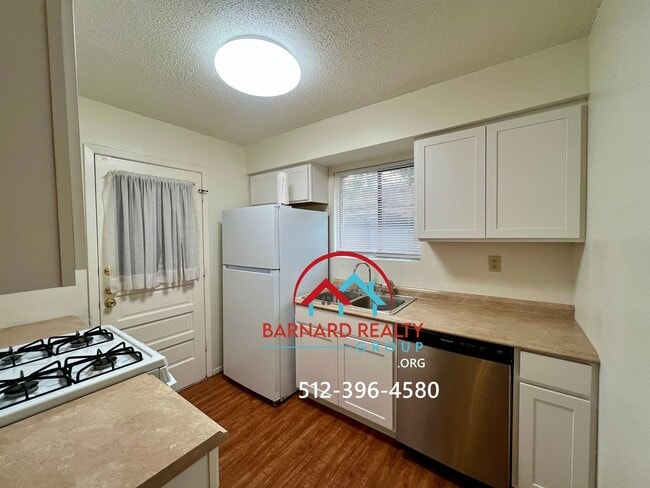 Building Photo - Available Now: 2 bed/1 bath Duplex With Hu...