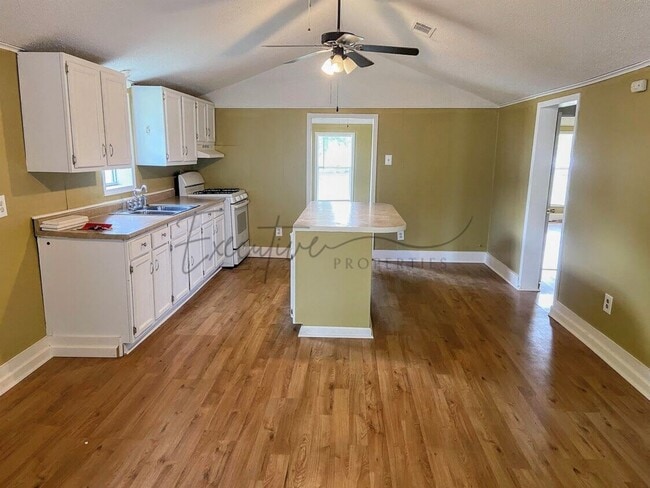 Building Photo - Affordable 2-Bed Home in Sulphur with Grea...