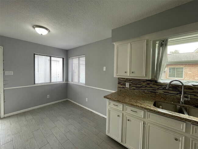 Building Photo - 7918 Midland Forest Dr