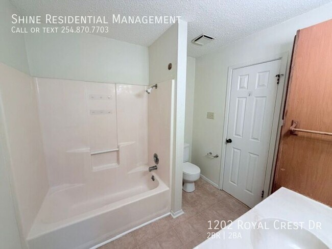 Building Photo - 1202 Royal Crest Dr