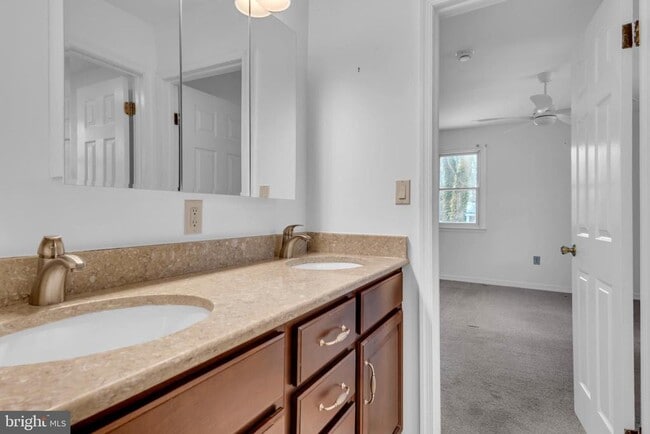 Building Photo - 1080 Crestview Dr