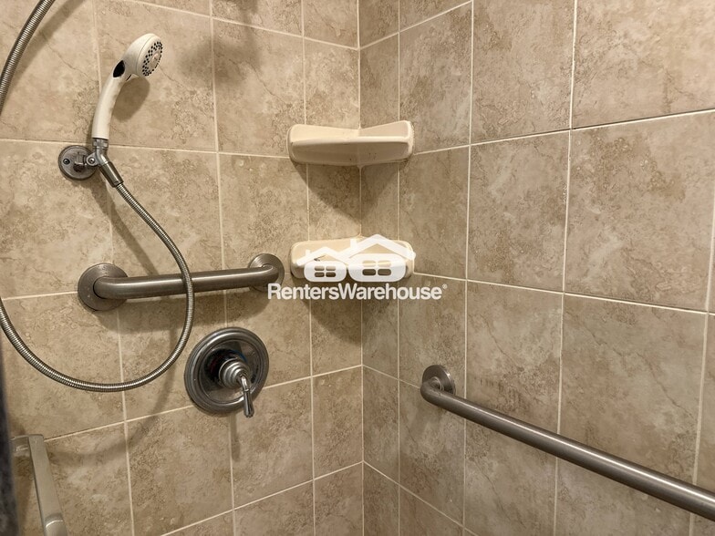 Building Photo - 223 Deep Dale Dr