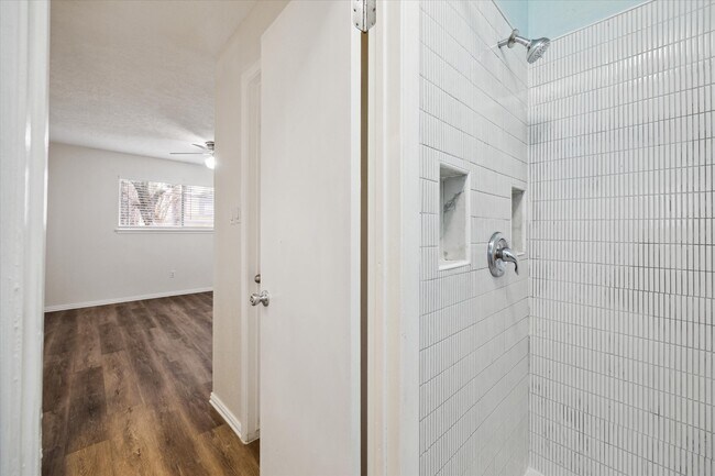 Building Photo - 5815 Bridgegate Dr