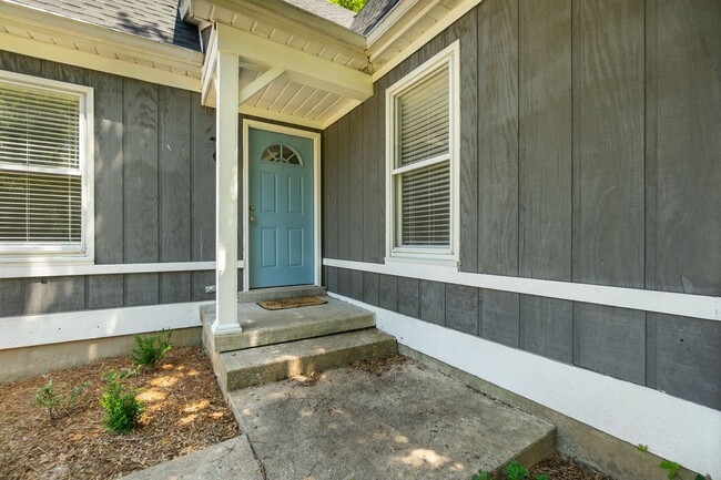 Building Photo - Renovated 3 Bedroom / 2 Bathroom Home Fran...