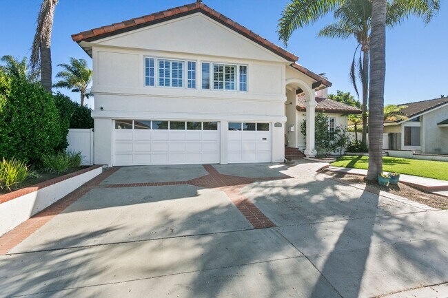 Building Photo - Remodeled Huntington Home!