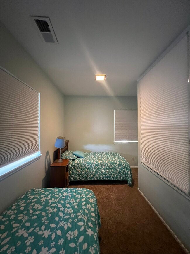 Building Photo - 933 Edgewood Cir