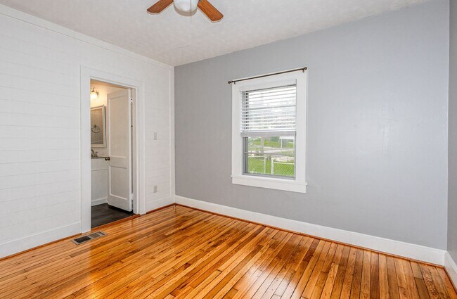 Building Photo - Cozy 2BD/2BTH in South Knoxville