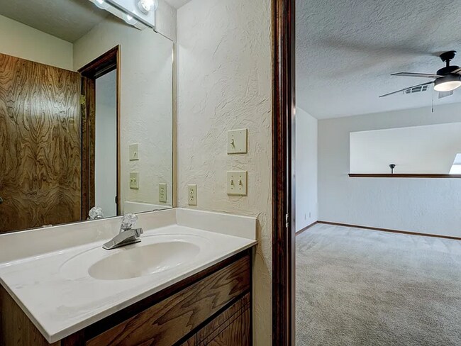 Building Photo - Beautiful 3bed/3bath Townhome Available in Westside Norman!!